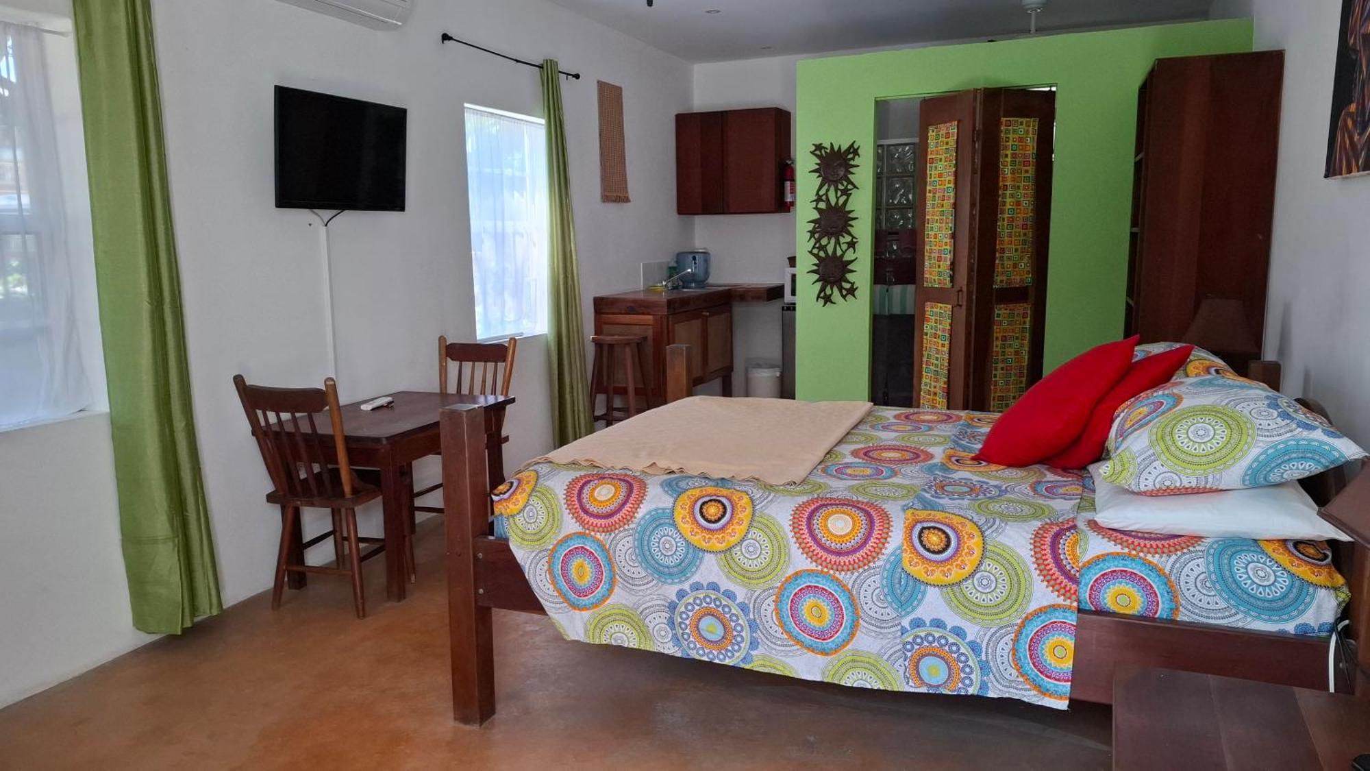 Amanda'S Place Green Studio - Pool And Tropical Garden Caye Caulker Kültér fotó